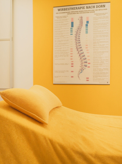 Praxis 006 | Behandlungsraum mit Plakat Dorn-Therapie