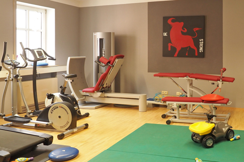Praxis 008 | Fitnessraum für Krankengymnastik am Gerät