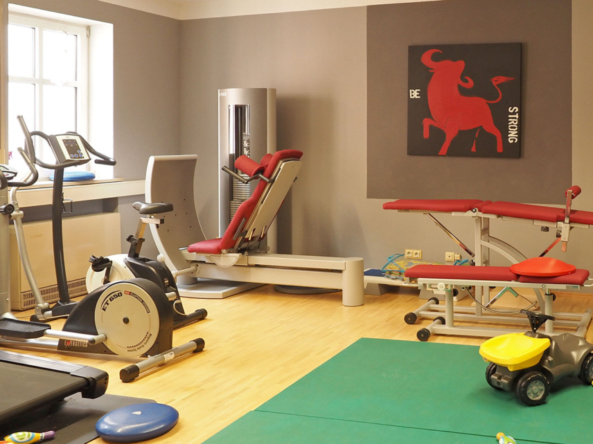 Praxis 008 | Fitnessraum für Krankengymnastik am Gerät